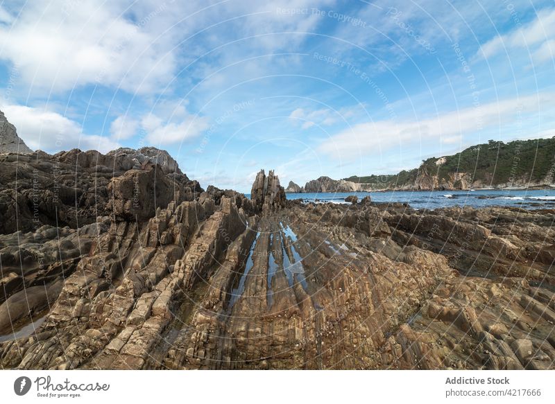 Majestätischer Blick auf die felsige Meeresküste Strand MEER Meeresufer Felsen Formation Stein rau Küste malerisch Asturien Spanien Gueirua-Strand Ufer
