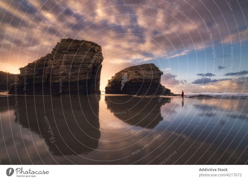 Unbekannte Person am Strand bei Sonnenuntergang Felsen Meeresufer Silhouette Abend MEER Küste Galicia Spanien als Catedrais Strand Wasser Ufer Himmel ruhig
