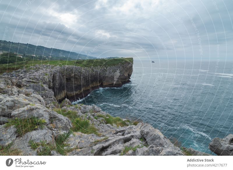 Felsenklippe in Meeresnähe an einem bewölkten Tag Klippe MEER felsig wolkig Landschaft Ufer rau Küste Meereslandschaft Asturien Spanien Ribadesella-Küste Wasser