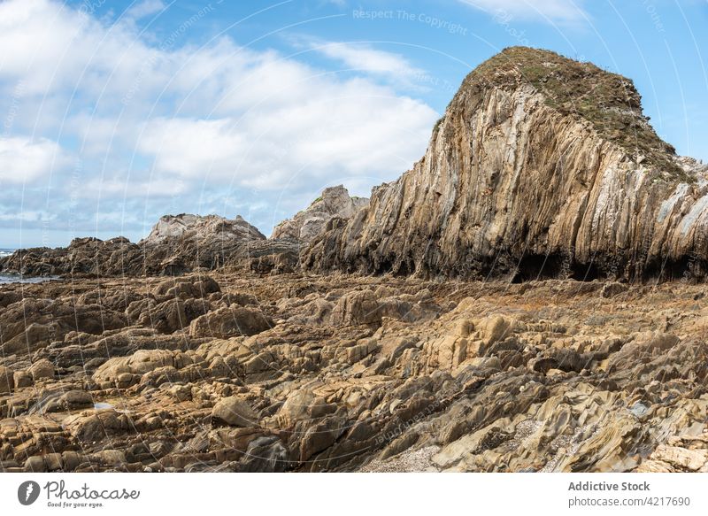 Felsformation am Meeresufer an einem sonnigen Tag felsig Strand Meereslandschaft Felsen Landschaft rau Küste Stein Ufer Asturien Spanien Gueirua-Strand wolkig