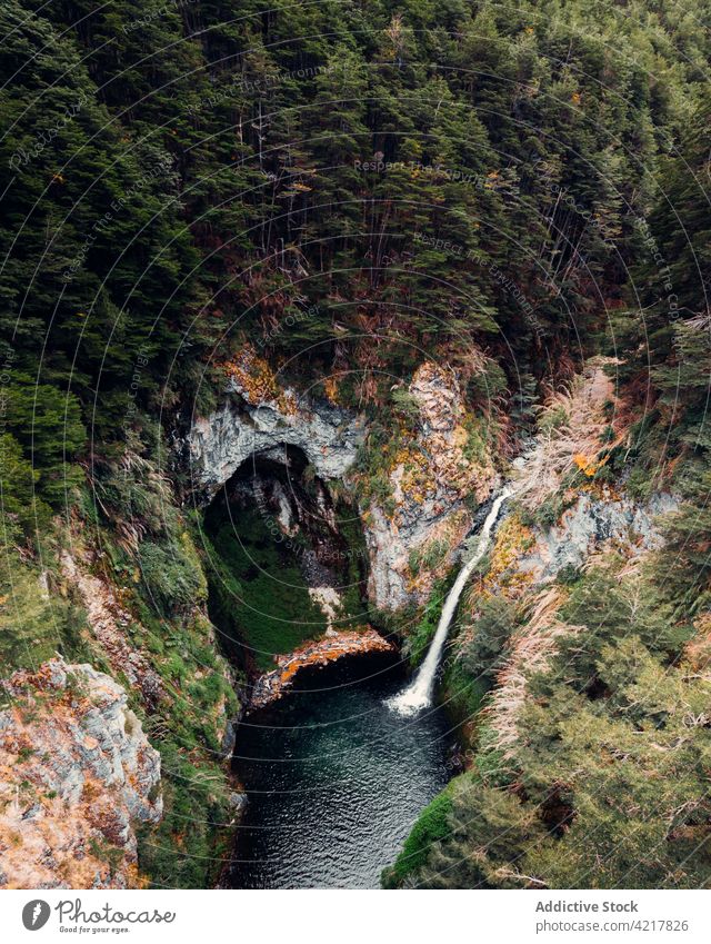 Erstaunliche Szenerie eines Wasserfalls im Wald Berge u. Gebirge Landschaft Kraft strömen spektakulär atemberaubend See Fluss Natur fließen malerisch Hochland