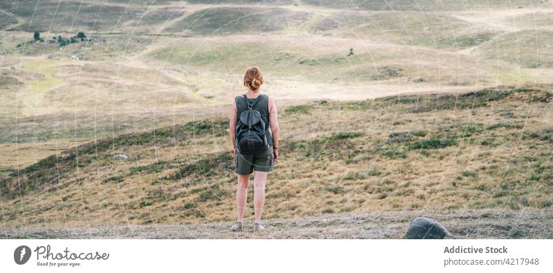 Unerkennbar reisende Frau mit Rucksack in den Bergen Wanderer Berge u. Gebirge Reisender Hochland Abenteuer bewundern Hügel Wanderung Trekking Landschaft