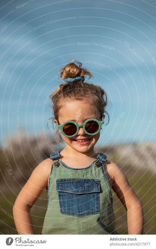 Unbekümmertes Kind auf einem Feld auf dem Lande Mädchen stehen sorgenfrei Freiheit Landschaft Sommer genießen Glück Lächeln bezaubernd Freude heiter Wiese