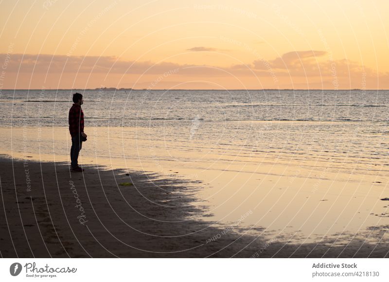 Reisende genießen den Sonnenuntergang am Strand Reisender Mann Freiheit MEER Fotoapparat Silhouette Glück fotografieren Frieden Fotograf Natur männlich