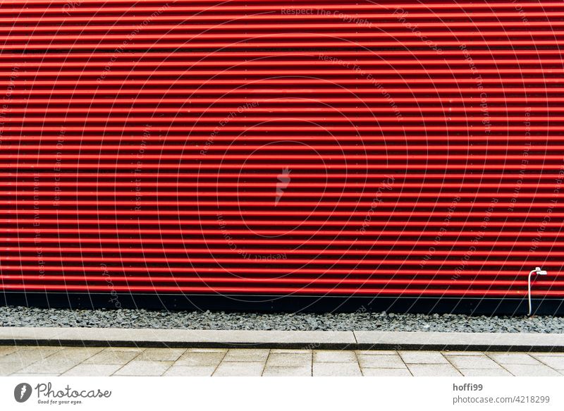 rote Wellblechfassade mit Erdungskabel Wellblechwand urban rot gestreift minimalistisch Fassade rote fassade Wand Linie Design modern Moderne Architektur