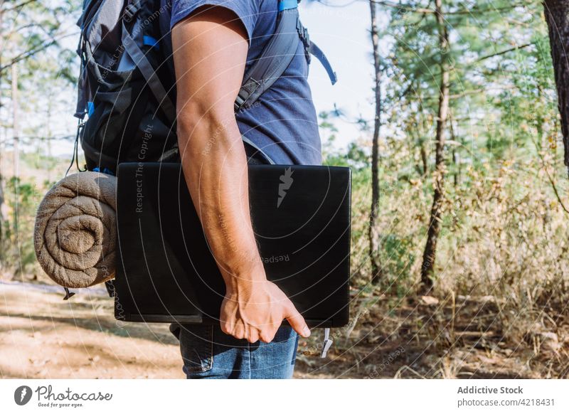 Mann mit Rucksack und Laptop im Wald stehend Nomade digital freiberuflich Wälder reisen Natur Entfernung Trekking männlich Zugehörigkeit Backpacker Baum Gerät