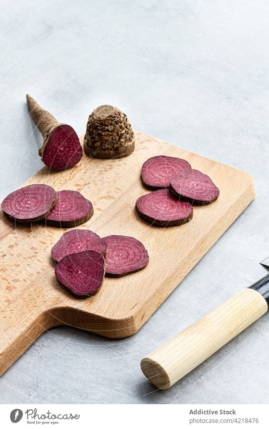 Rote-Bete-Scheiben auf einem Messer auf einem Schneidebrett angeordnet Rote Beete Gemüse geschnitten Koch Zusammensetzung roh Prozess appetitlich reif