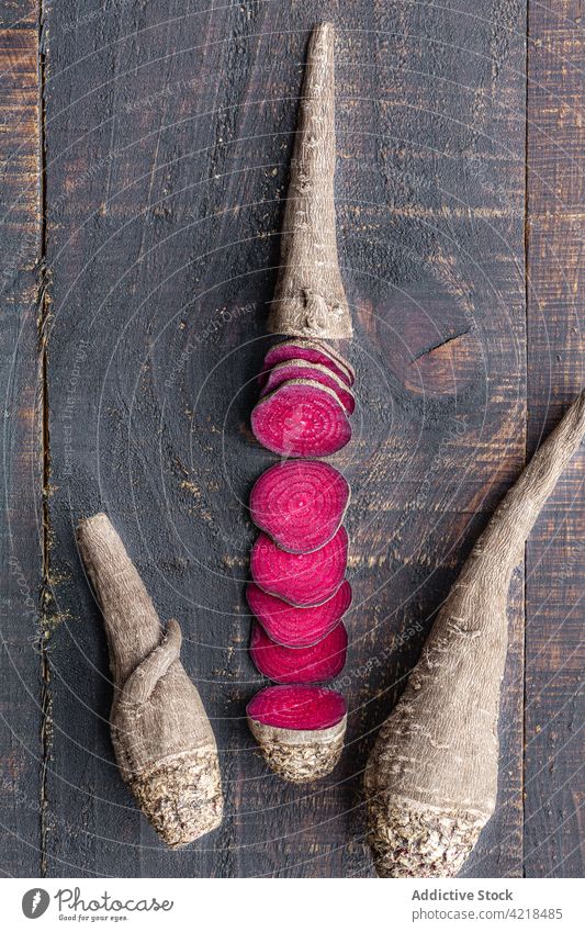 Reife Rote Bete in Scheiben geschnitten auf dem Holztisch Rote Beete Gemüse organisch reif Bestandteil Zusammensetzung Produkt Koch Ernte Lebensmittelgeschäft