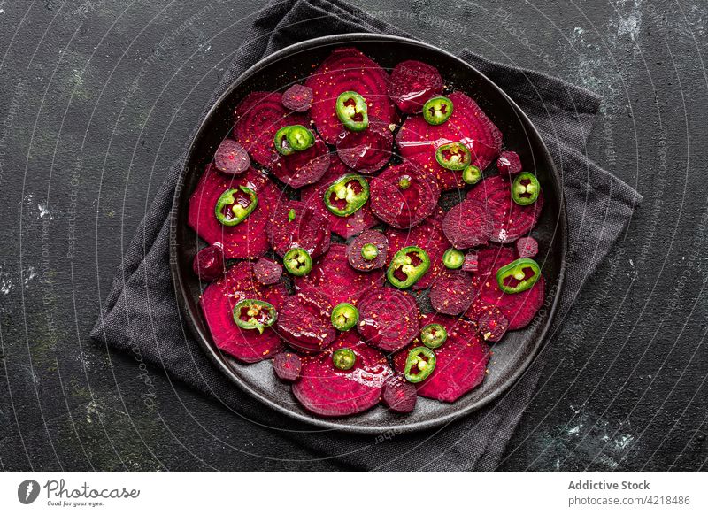 Rote-Bete-Scheiben auf einem Backblech gehäuft Rote Beete Gemüse Pfanne backen geschnitten Koch Prozess Jalapeno appetitlich Salatbeilage reif Bestandteil