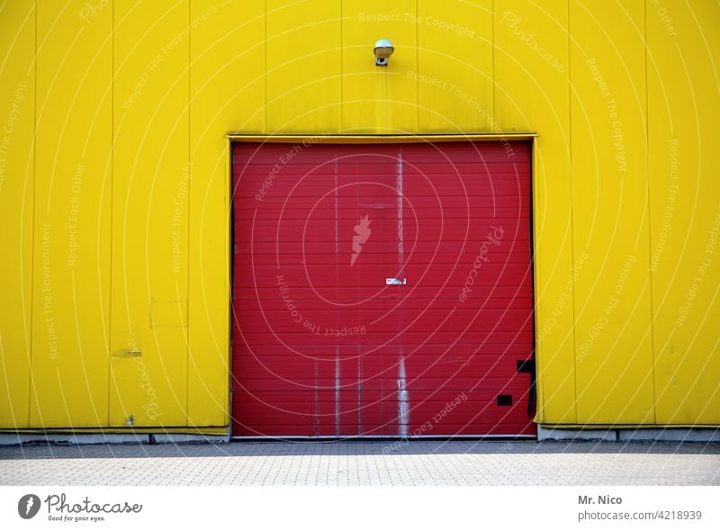 zweifarbig rot gelb Gebäude Tor Fassade Wand Lagerhalle Lagerhaus Handel Arbeitsplatz geschlossen Rolltor Warenlager Wellblech Fabrikhalle Eingang