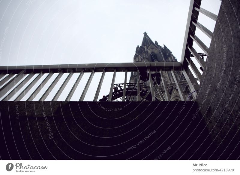 Köln ganz unten Kölner Dom Sehenswürdigkeit Wahrzeichen Stadt Kirche Religion & Glaube Himmel Bauwerk Architektur Kathedrale Froschperspektive Keller Geländer