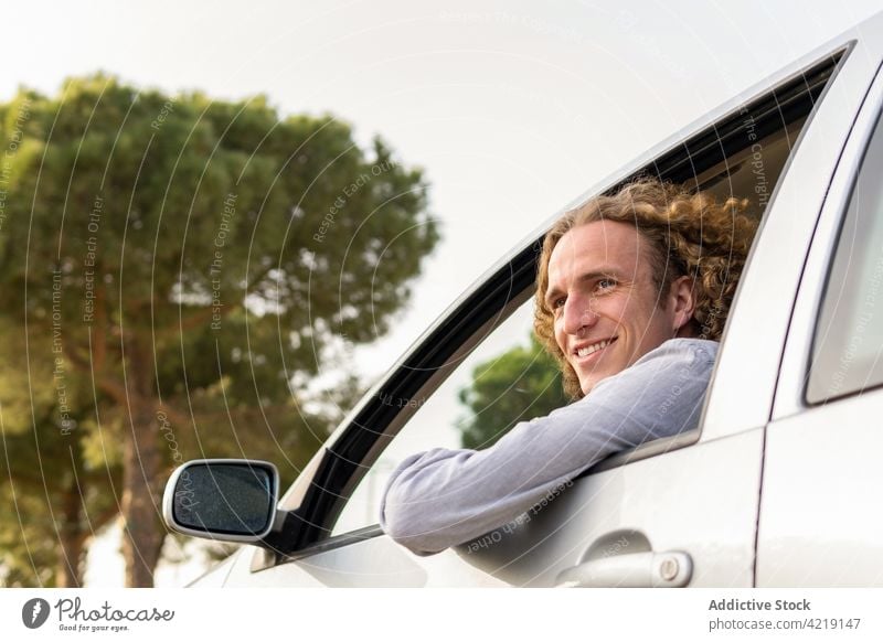 Glücklicher Mann im Auto schaut weg PKW Laufwerk Hand Natur Ausflug Lächeln genießen Fenster Freiheit Sommer reisen Fahrer männlich jung heiter Reise Lifestyle