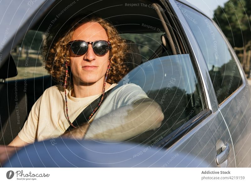 Mann mit Sonnenbrille fährt Auto PKW Laufwerk Stil Automobil Fenster selbstbewusst trendy männlich jung ernst Fahrer Fahrzeug Brille Behaarung Lifestyle Verkehr