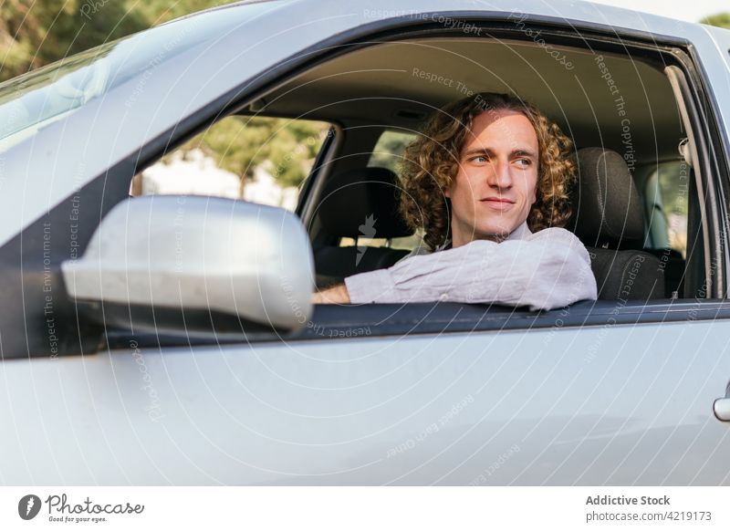 Mann fährt Auto auf dem Lande PKW Laufwerk Stil Automobil Fenster selbstbewusst trendy männlich jung Fahrer Fahrzeug Behaarung Lifestyle Verkehr Ausflug reisen
