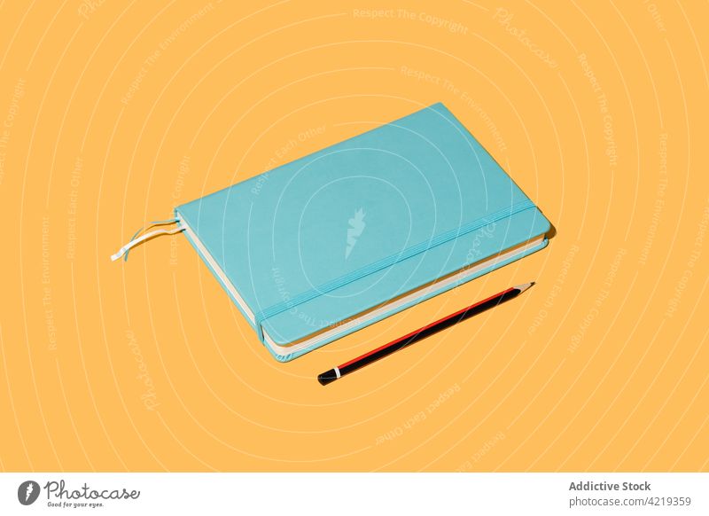 Illustration von Notizbuch mit Bleistift auf hellem Hintergrund Grafik u. Illustration Notizblock Notebook Vorrat lernen Kunst organisieren farbenfroh