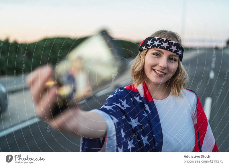 Frau mit amerikanischer Flagge macht Selfie mit Smartphone Fahne Selbstportrait Foto national Patriotin unabhängig Land Amerikaner USA Vereinigte Staaten