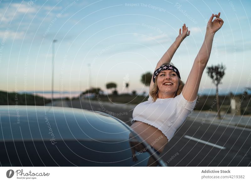 Glückliche Frau genießt Roadtrip PKW Freiheit Amerikaner Autoreise Fenster reisen Reise genießen Sonnenuntergang sorgenfrei USA jung Lifestyle Urlaub Ausflug