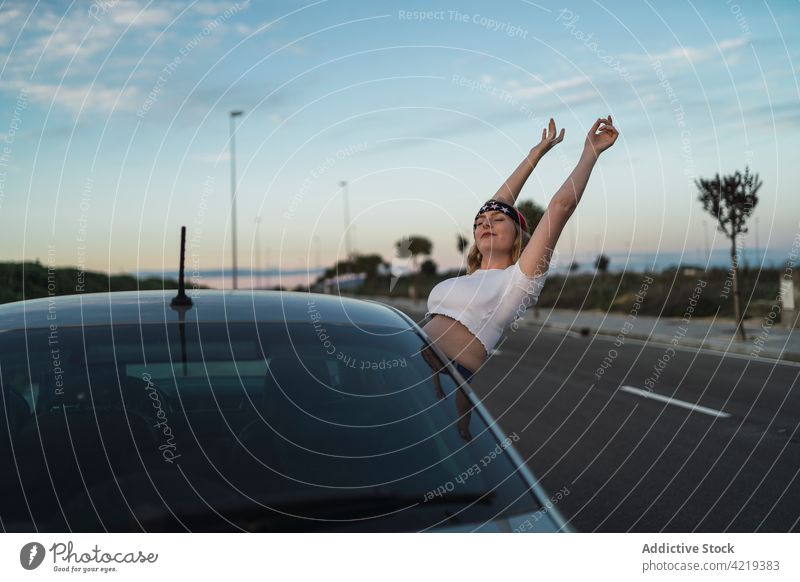 Glückliche Frau genießt Roadtrip PKW Freiheit Amerikaner Autoreise Fenster reisen Reise genießen Sonnenuntergang sorgenfrei USA jung Lifestyle Urlaub Ausflug