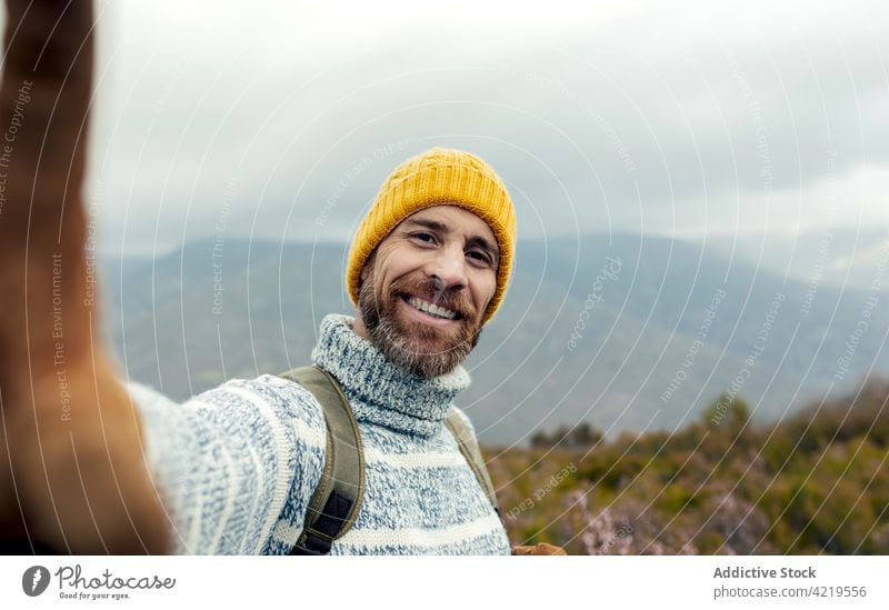 Glücklicher Reisender macht Selfie im Hochland Berge u. Gebirge Mann heiter reisen Abenteuer Fernweh erkunden Selbstportrait männlich Urlaub Lächeln Wohnmobil