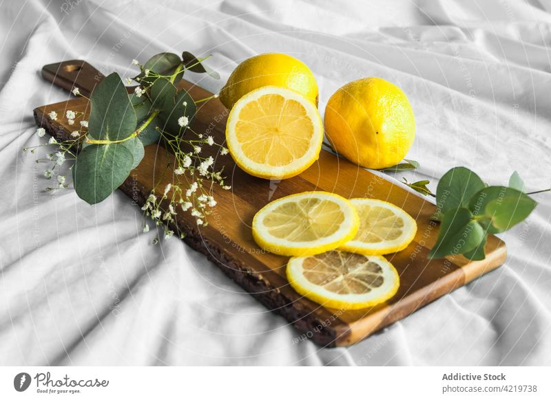 Leuchtend frische Zitronen mit Blättern auf dem Schneidebrett Blatt Frucht reif natürlich keine Verschwendung Tasche Textil farbenfroh Laubwerk Zweig Pflanze