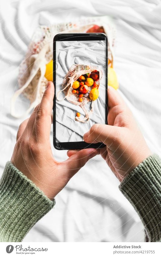 Eine Person, die mit ihrem Smartphone verschiedene Früchte fotografiert fotografieren Touchscreen Frucht Gedächtnis Moment keine Verschwendung sortiert