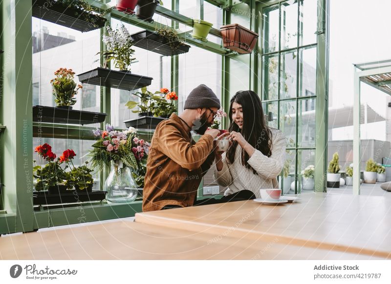 Glückliches Paar trinkt Getränke in einem Cafe trinken Café Zusammensein Tasse Blume Flora Tisch romantisch Termin & Datum Liebe Heißgetränk Blüte heiß