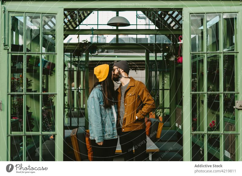 Inhalt stilvolles Paar auf Holzterrasse stehend Händchenhalten Hipster Stil Terrasse Liebe heiter Partnerschaft trendy Zusammensein Freund Bonden romantisch