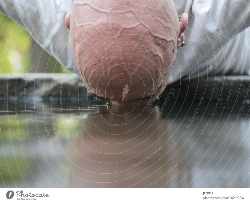 Reanimation - LA CHAMANSIX Mensch maskulin Mann Erwachsene Haut Kopf 1 45-60 Jahre Umwelt Wasser tauchen trinken blau grau Gefäße Brunnen Farbfoto Außenaufnahme