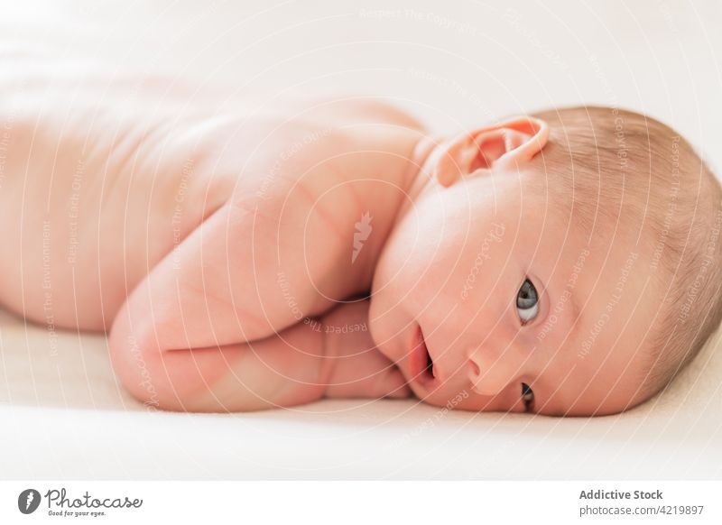 Bezauberndes neugeborenes Baby auf weichem Tuch ruhend unschuldig Säuglingsalter charmant sanft freundlich Angebot Porträt friedlich süß Harmonie idyllisch
