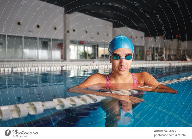 Schwimmerin im Badeanzug im Pool während einer Trainingspause Sport Wellness Pause nachdenken Frau Porträt professionell Fahrspur Linie fliegend Markierung