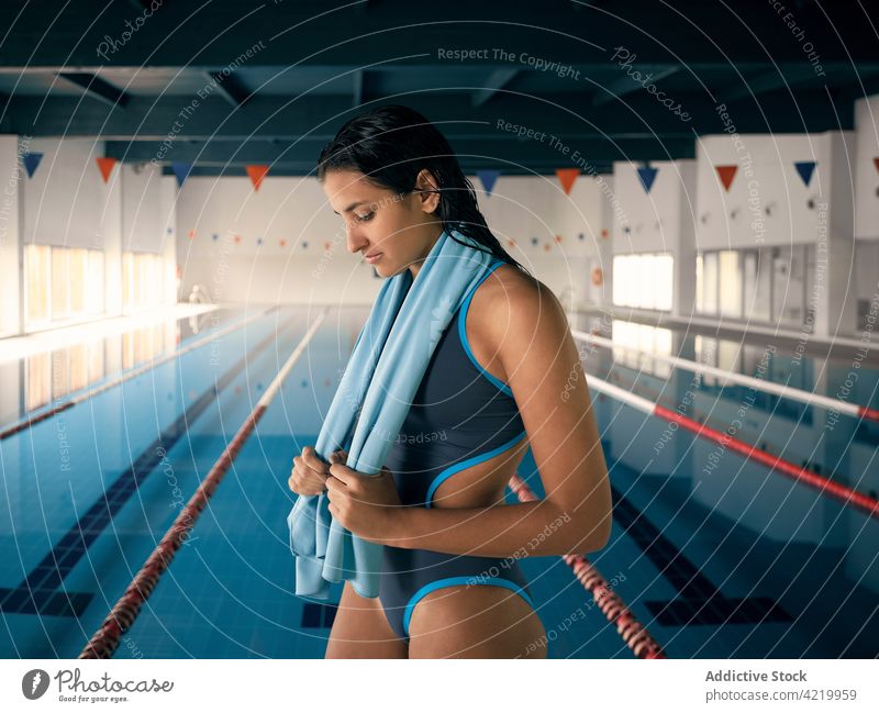 Schwimmerin im Badeanzug am Pool nach dem Training Handtuch nasses Haar Sport Körper Badebekleidung professionell Frau Porträt Wellness Fahrspur Vitalität
