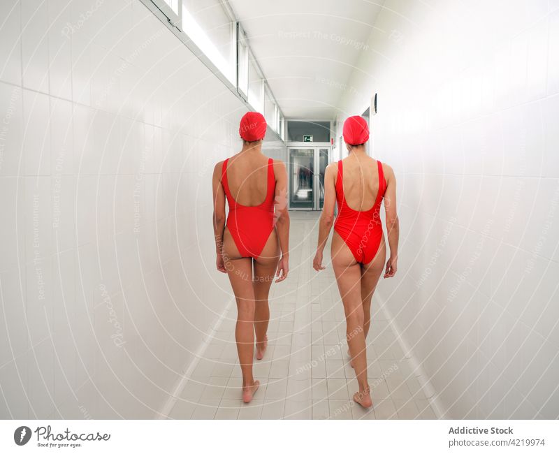 Unbekannte Sportlerinnen in Badeanzügen auf dem Flur Schwimmer Badebekleidung Freundin Freundschaft Spaziergang sportlich Körper duo Frauen Athlet Umarmung