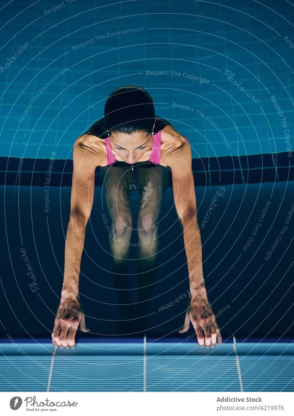 Schwimmerin trainiert in einem Becken mit reinem Wasser Training Sport Motivation Bestimmen Sie Übung üben Frau Pool Schwimmsport vorbereiten Körper Athlet