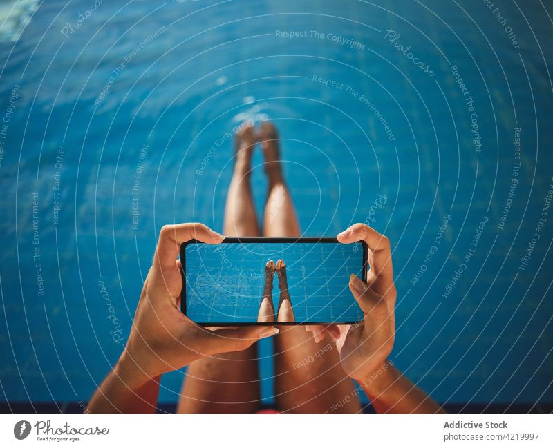 Crop-Frau fotografiert mit Smartphone über Schwimmbad fotografieren Bein Schwimmsport Pool Moment Gedächtnis Bildschirm benutzend Apparatur Gerät Funktelefon