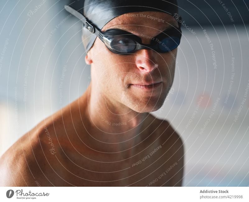 Entschlossener Sportler mit Schutzbrille beim Training Schwimmer Bestimmen Sie Motivation muskulös Mann Porträt professionell Badekappe ernst selbstbewusst