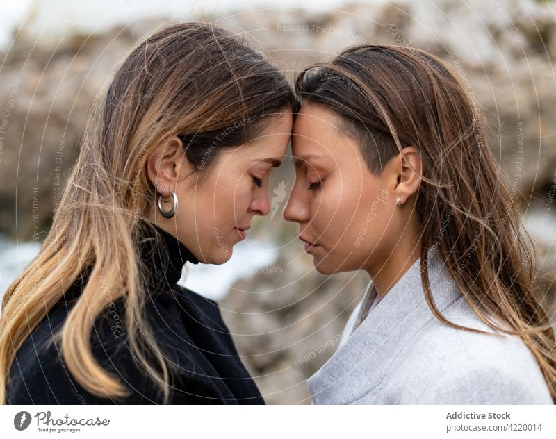 Paar lesbische Frauen berühren die Stirn Angesicht zu Angesicht Liebe Partnerschaft Homosexualität lgbt Zusammensein Zuneigung romantisch Stirn berühren
