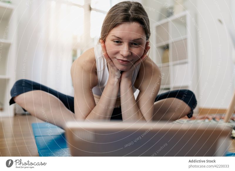 Lächelnde Frau wählt Video-Tutorial für Yoga zu Hause Tablette Lektion wählen heimwärts vorbereiten Browsen pflücken Internet Gerät Apparatur benutzend sitzen