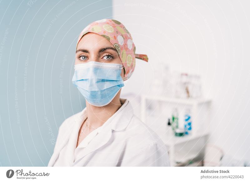 Krankenschwester in steriler Maske und mit medizinischer Kappe in der Klinik Krankenpfleger Verschlussdeckel Mundschutz Gesundheitswesen behüten verhindern Frau
