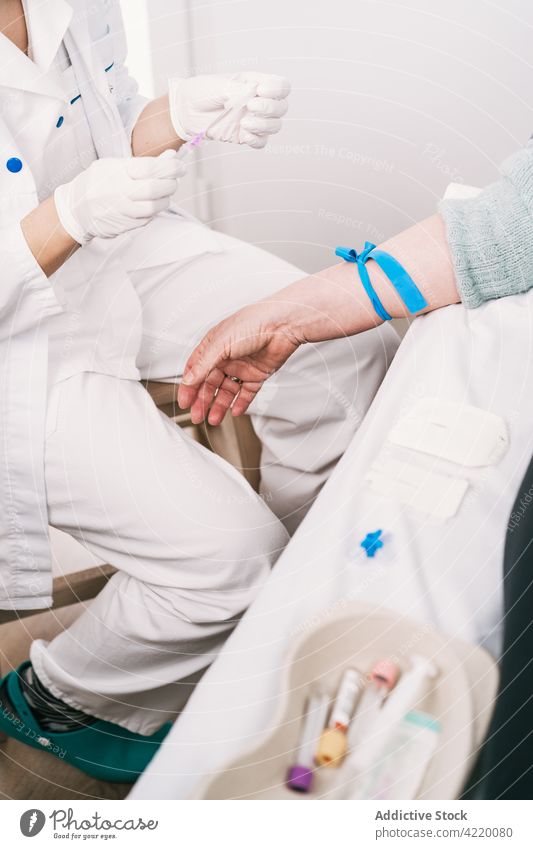 Krankenschwester bereitet Patientin für intravenösen Tropf in der Klinik vor Krankenpfleger geduldig medizinisch Verfahren vorbereiten Gesundheitswesen