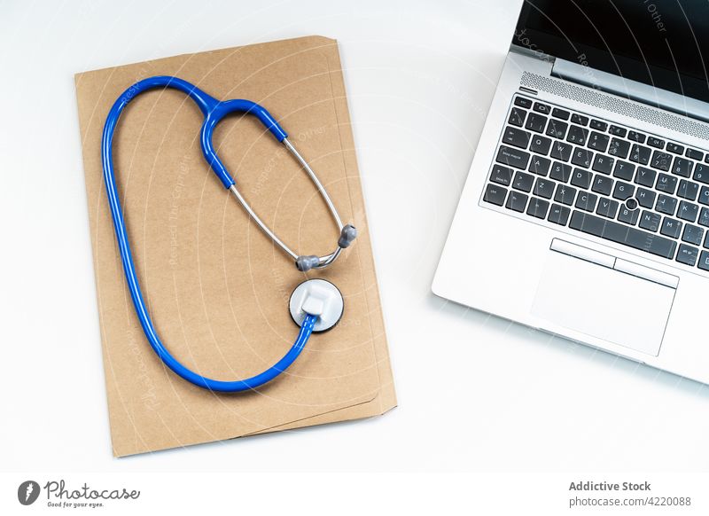 Medizinischer Arbeitsplatz mit Laptop und Dokumenten in der Klinik medizinisch Arbeitsbereich Innenbereich professionell modern kreativ Design Tisch Netbook