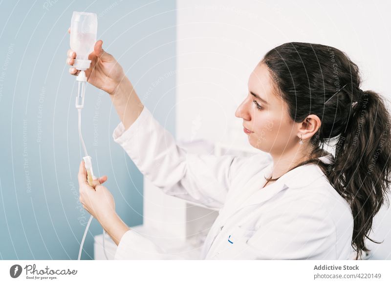 Krankenschwester bei der Vorbereitung von Medikamententropfen in der Klinik Krankenpfleger Abwurfzähler vorbereiten medizinisch professionell Flasche liquide