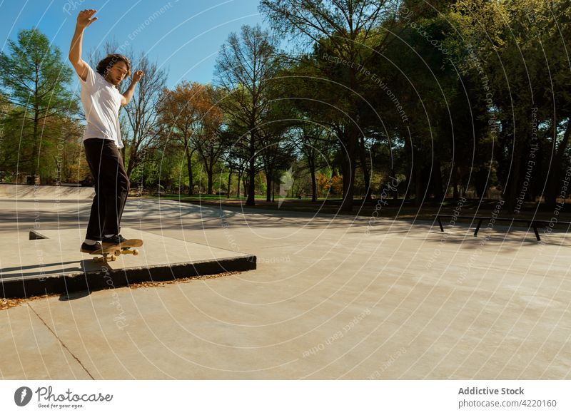 Mann übt Skateboard fahren jung Schlittschuhlaufen Skatepark Skateboarding Aktion Energie Natur Gleichgewicht springen Himmel Lifestyle Skateplatz Teenager