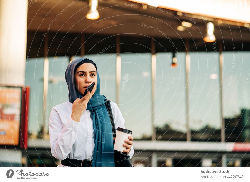 Muslimische Frau nimmt Sprachnachricht auf Smartphone auf Aufzeichnen Stimme Nachricht Audio soziale Netzwerke reden Mobile Telefon ethnisch muslimisch Kopftuch