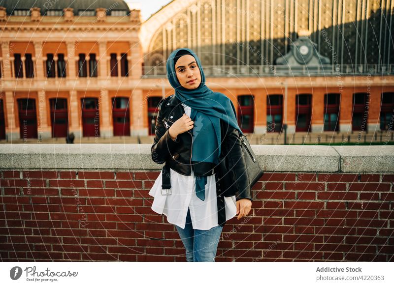Stilvolle muslimische Frau auf der Straße stehend Hijab Großstadt charmant Kopftuch trendy Outfit Lächeln ethnisch Tradition Kopfbedeckung Kopfschmuck Optimist
