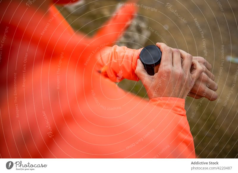 Anonyme Sportlerin, die beim Training im Freien die Herzfrequenz auf ihrer Smartwatch misst intelligente Uhr Herzschlag prüfen Wellness Park benutzend Apparatur