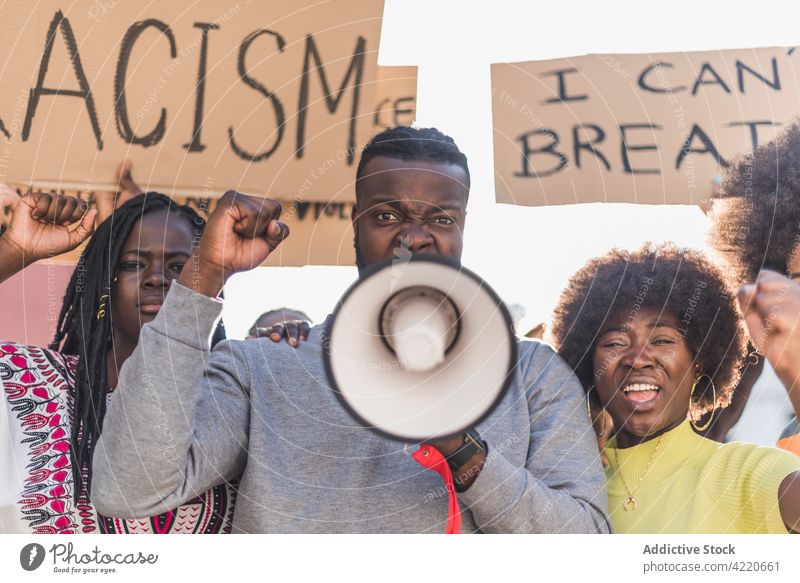 Schwarzer Mann protestiert mit Megaphon auf der Straße Schwarze Leben Materie protestieren Menge Menschen Rassismus diskriminieren Aktivist Protestierender