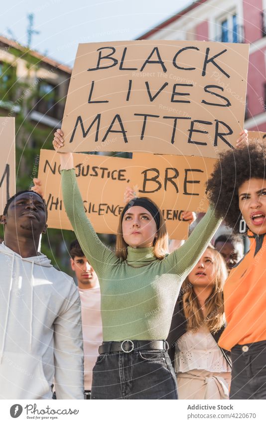 Diverse Menschen bei Black Lives Matter-Protest in der Stadt protestieren Schwarze Leben Materie Menge Plakat Großstadt Aktivist Rassismus diskriminieren