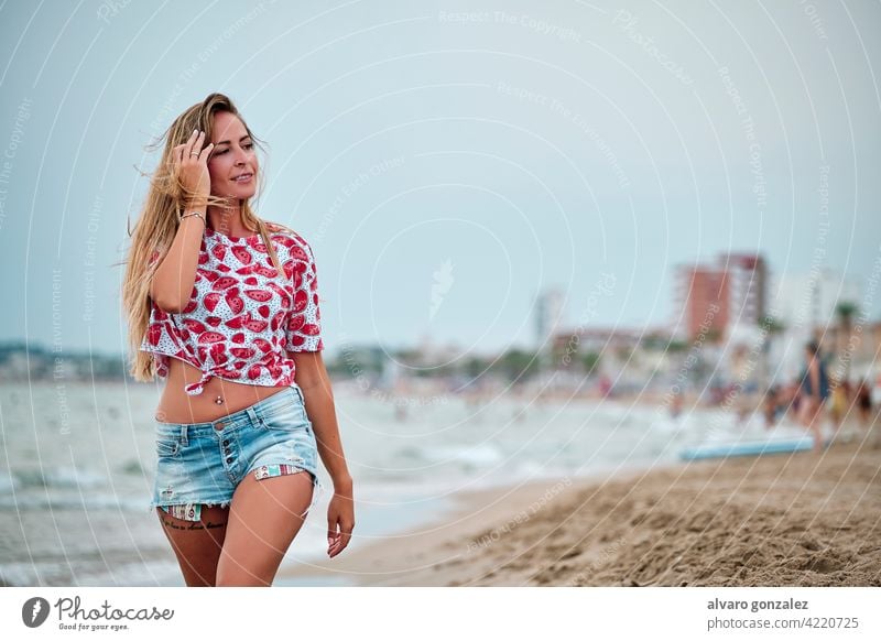 junge Frau am Strand an einem Sommertag MEER Wasser Meer Mädchen Himmel schön wolkig Hut Sand reisen Urlaub Schönheit Natur Küste Menschen Lifestyle Glück