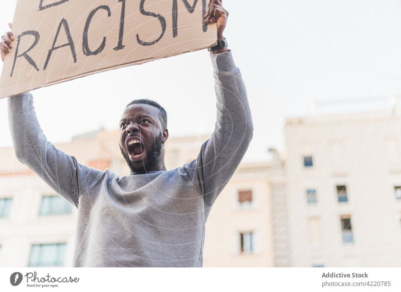 Schwarzer Mann protestiert während der Black Lives Matter-Demonstration protestieren Schwarze Leben Materie Aktivist schreien Rassismus Plakat manifestieren