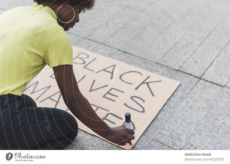 Schwarze Frau gestaltet Plakat für Black Lives Matter-Protest protestieren Schwarze Leben Materie plakatieren schreiben Aktivist Rassismus diskriminieren